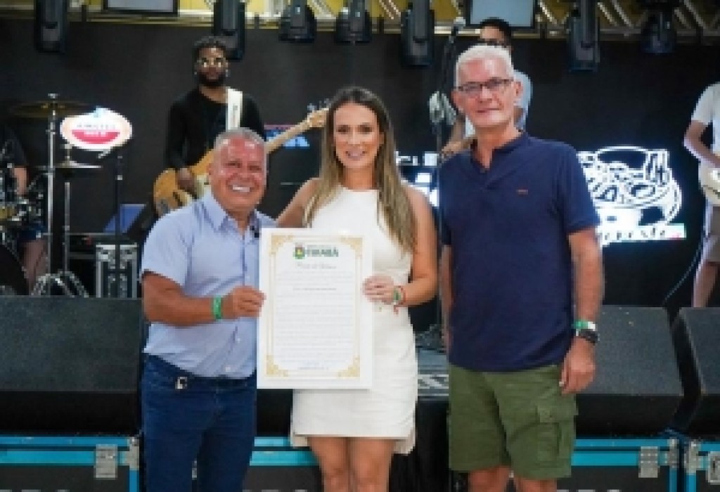 Presidente Chico 2000 entrega Moções de Aplausos durante evento em