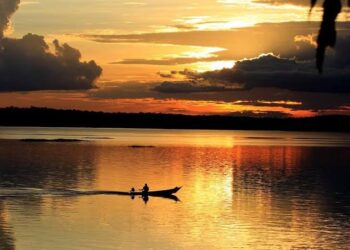 Duas crianças morrem após naufrágio de pequena embarcação em Aveiro, no PA