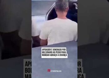 Apoiador é ignorado por Bolsonaro ao pedir para mandar abraço a criança | RDNEWS