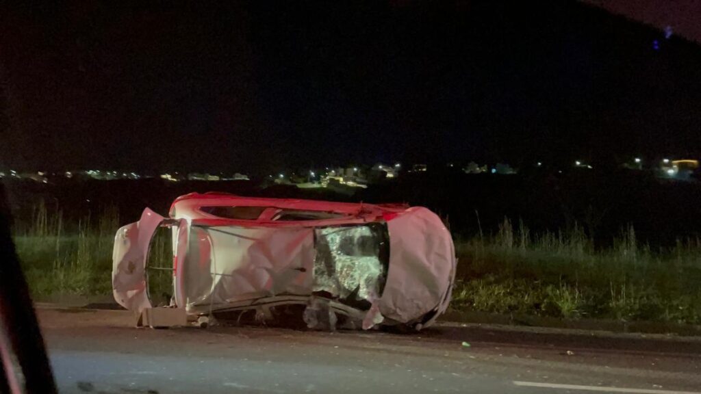 Gestante de 19 anos arremessada de carro em acidente na