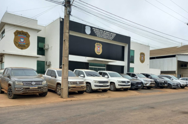 Polícia sequestra 13 veículos de alvos ligados a esquema liderado