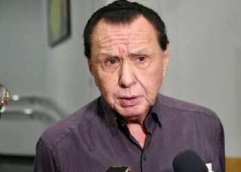 Ex-governador sofre queda na rua e internado s pressas em hospital de Cuiab