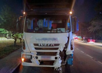 Frente de caminhão que atropelou aluna de Engenharia Química ficou destruída após batida em Seropédica