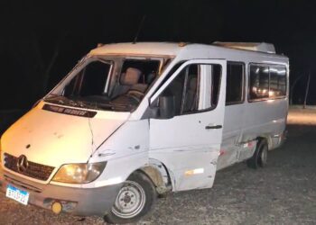 Van escolar com 13 ocupantes tomba após batida com carro na BR-459, em Caldas, MG