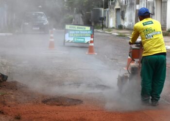 Reforço nas ações de tapa-buracos da Prefeitura de Cuiabá atende quatro bairros nesta segunda-feira (27)