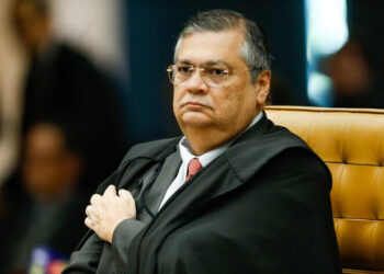 Dino pede vista e suspende queixa de Bolsonaro contra André Janones no STF