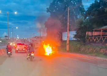 Moto pega fogo após motociclista colidir com animal na BR-230 em Itaituba