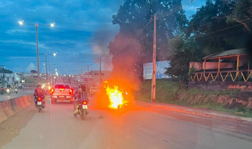 Moto pega fogo após motociclista colidir com animal na BR-230