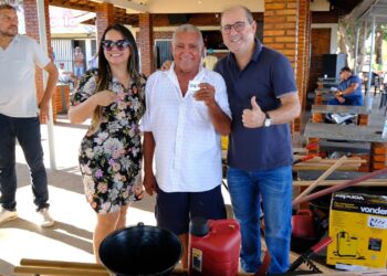 Deputado entrega kit da agricultura familiar em Ribeirão Cascalheira e Luciara para produtor da pequena propriedade.