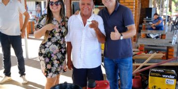 Deputado entrega kit da agricultura familiar em Ribeirão Cascalheira e Luciara para produtor da pequena propriedade.