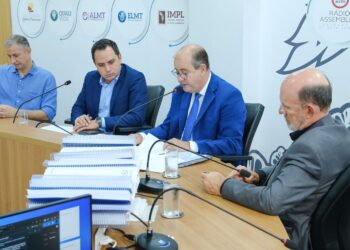 Operadoras de telefonia não cumprem contrato da Anatel e têm cobertura crítica de internet; CPI vai propor ação civil pública.