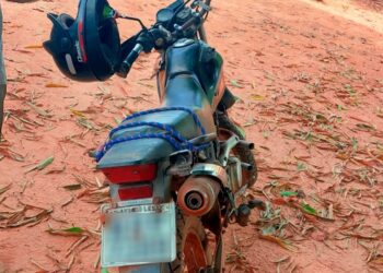 Polícia militar prende suspeito e recupera motocicleta furtada.