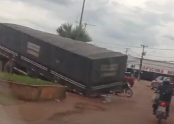 Semirreboque desencarrilha e fica no meio da BR-230