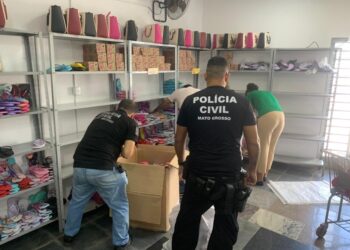 Polícia Civil e Procon Estadual apreendem centenas de pares de chinelos falsificados