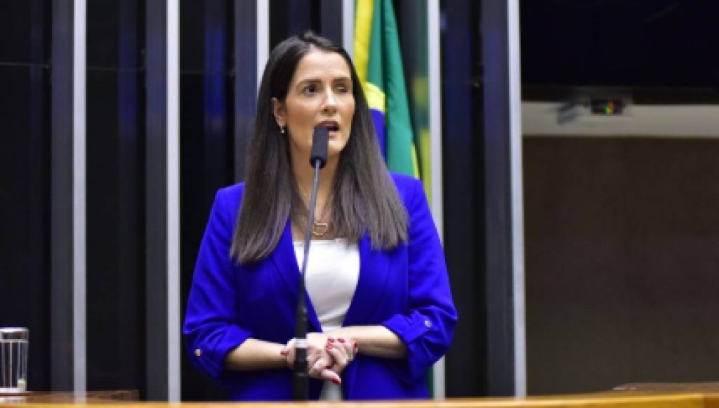 Prefeito e primeira-dama desejam plena recuperação à deputada Amália Barros