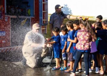 Bombeiros realizam instruções de prevenção e combate a incêndios nas escolas municipais