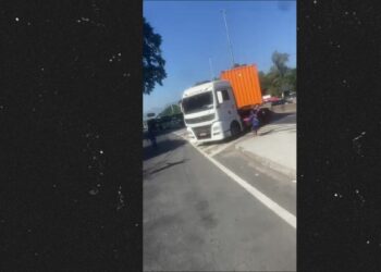 VÍDEO: bandidos usam caminhão e ônibus para fechar a Avenida Brasil