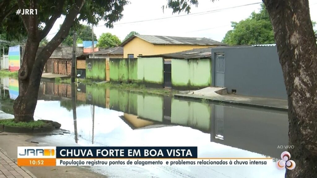 Forte chuva alaga ruas, invade casas e lojas em Boa