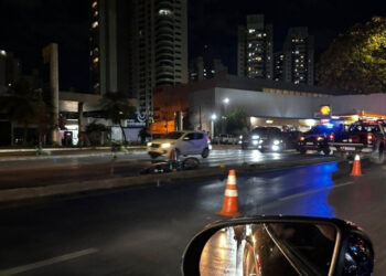 Homem perde controle de moto, bate em árvore e morre na Miguel Sutil | RDNEWS