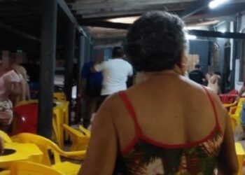 Cliente briga com garonete e acusa dona de bar de esfaque-lo