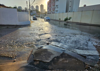 Cano estoura e abastecimento de água é suspenso em 28 bairros; veja vídeo | RDNEWS