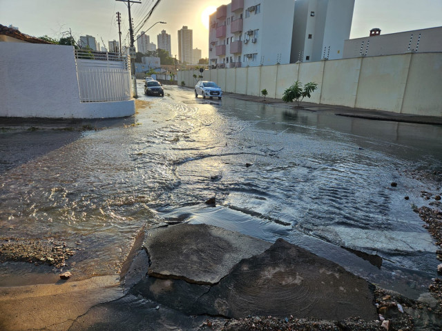 Cano estoura e abastecimento de água é suspenso em 28