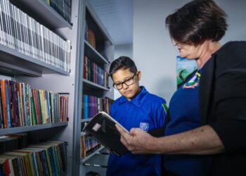 Professora comemora reforma de escola: ‘sonho de muitas geraes’