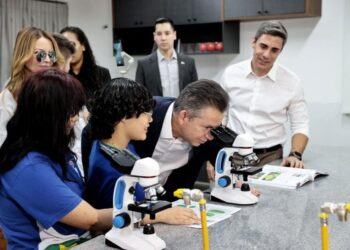 Essa escola tem estrutura melhor que particulares, destaca governador