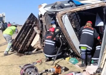 Batida entre caminhão com vinhos e Corolla deixa 2 feridos na BR-163 | RDNEWS