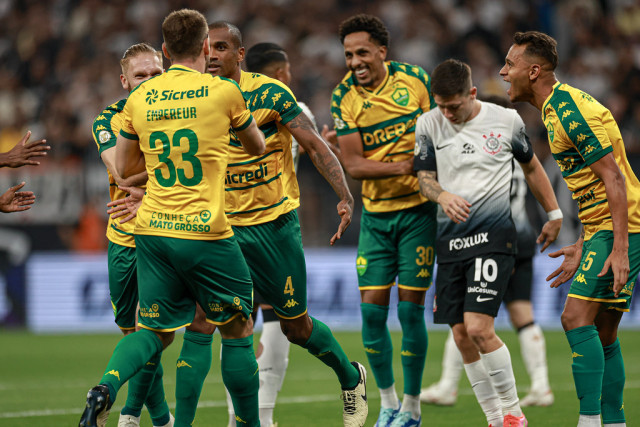 Com lei do ex, Cuiabá leva gol no fim e