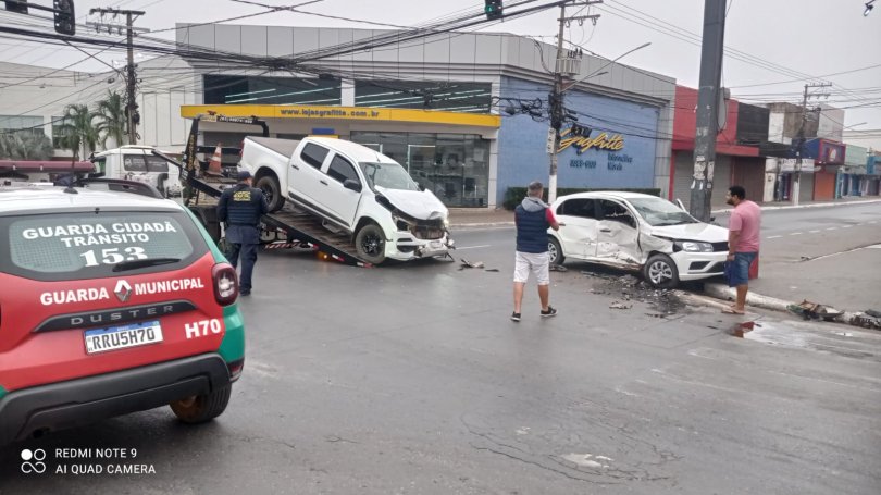 Gol fica destrudo em batida com S-10 num cruzamento, em