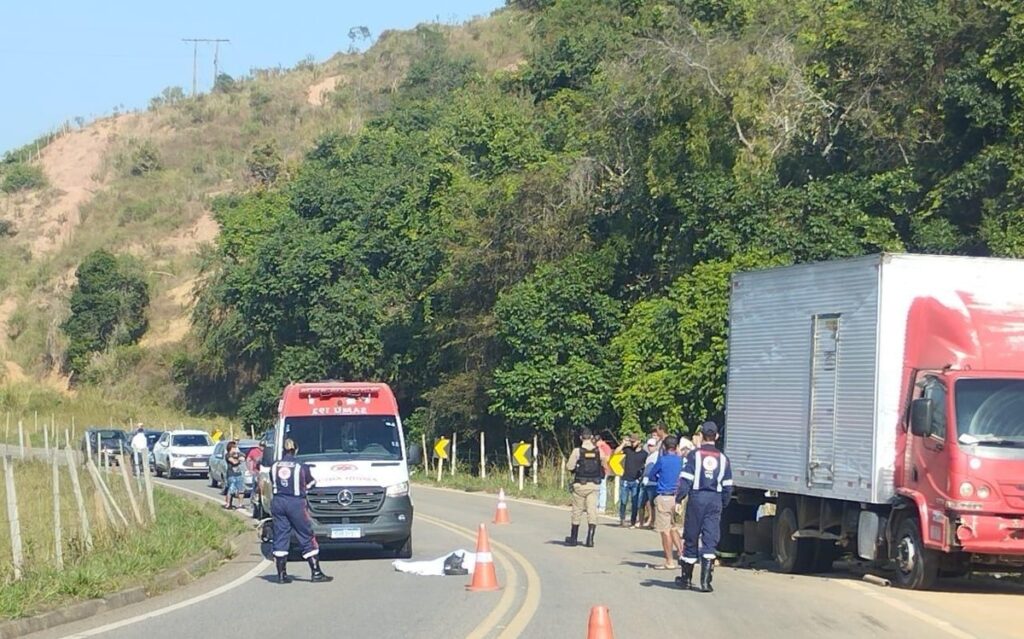 Motociclista morre após bater na lateral de um caminhão na