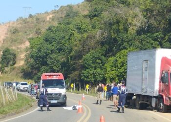 Motociclista morre após bater na lateral de um caminhão na BR-474