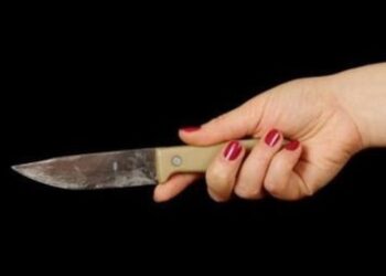 Inconformada com fim de casamento, mulher esfaqueia ex-marido em ponto de nibus