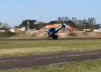 Avião 'dá cambalhota' durante pouso em aeroporto; veja vídeo…