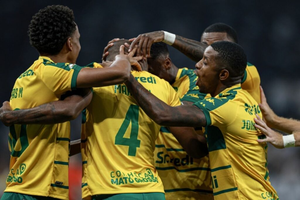Cuiabá perde pênalti, leva gol no fim e empata com