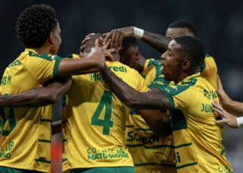 Cuiabá perde pênalti, leva gol no fim e empata com o Corinthians