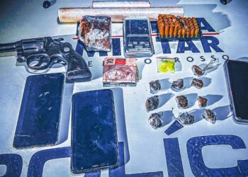 Criminoso envolvido na morte de dono de tabacaria atira contra polícias e morre em confronto em Barra do Garças.