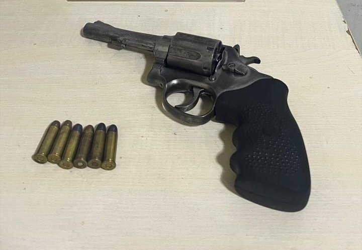 Polícia militar intercepta veículo e apreende arma de fogo em