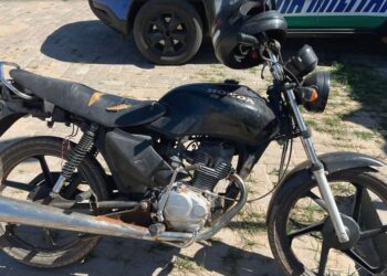 Polícia militar prende autor de tentativa de furto em propriedade rural e recupera motocicleta com registro de furto.