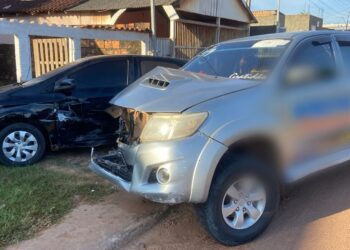 Caminhonete atinge veículo estacionado e danifica residência no bairro Santo Antônio