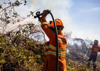 Corpo de Bombeiros reforça equipe de combate a incêndio em Cáceres