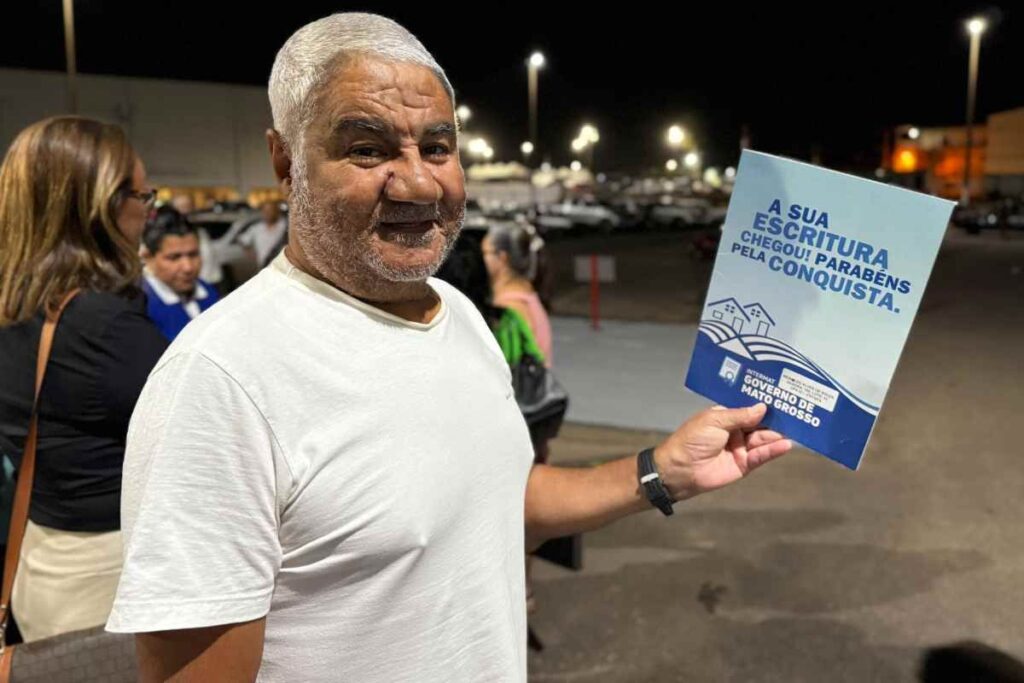 Governo de MT entrega 450 escrituras para famílias de Cuiabá