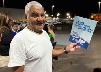 Governo de MT entrega 450 escrituras para famílias de Cuiabá