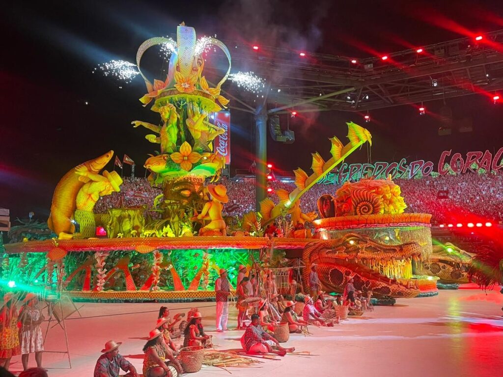 Primeira alegoria do Garantido exalta história 'O Caboco' da Amazônia