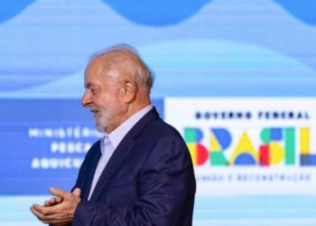 Quem nos critica não vale uma titica de cachorro, diz Lula