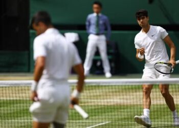Alcaraz derrota Djokovic e conquista o bi em Wimbledon