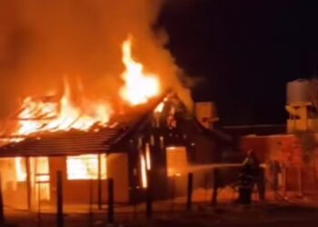 Apaixonado suspeito de incendiar casa de madeira de ex-sogros em MT