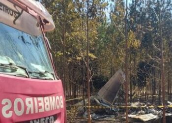 Bombeiros apagam incndio aps queda de avio em MT