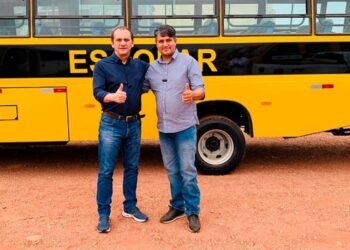 Deputado participa da entrega de nibus escolar